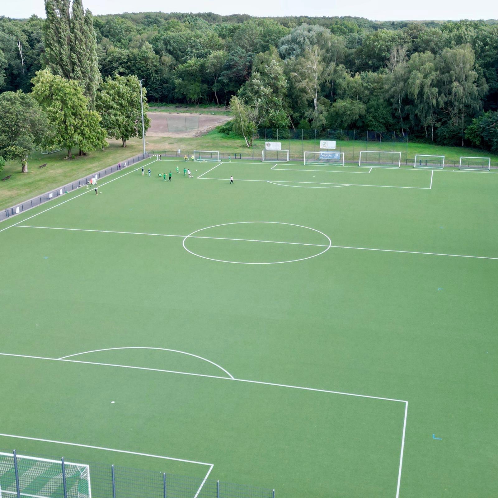 Fußballfeld des ETuS Bissingheim aus der Drohnenperspektive