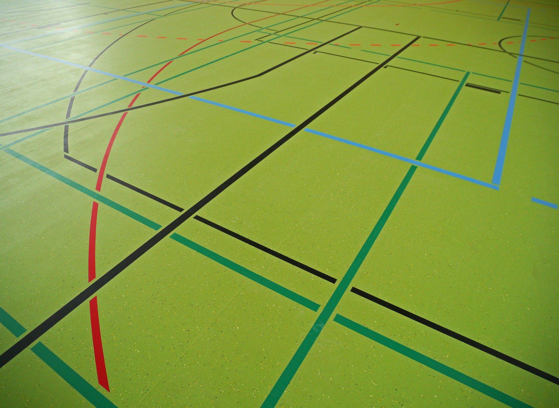 Linien auf dem Hallenboden